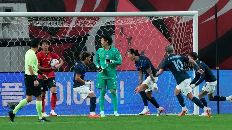 La Celeste despertó: Uruguay golea a Corea del Sur y Forlán consigue su primer triunfo