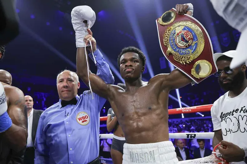 Abdullah Mason es un ‘campeón ligero crudo’ y Carrington que ni sueñe en unificar las 126 libras.