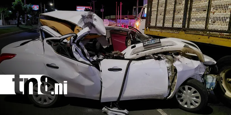 Jóvenes resultan gravemente heridos tras accidente contra un camión en Las Colinas