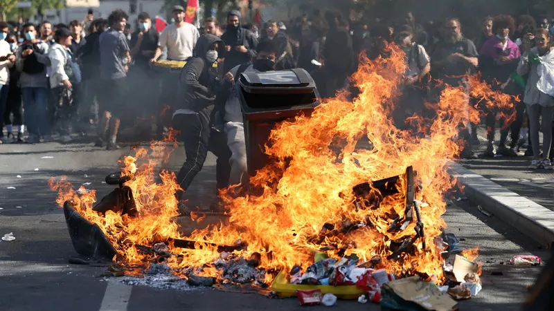 Fuertes protestas de estudiantes arrasan Francia y se extienden a un país vecino (EN VIVO)