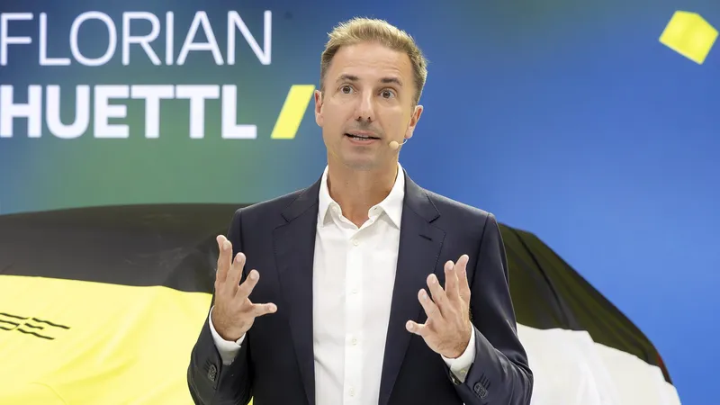 Se retrasa 1 año pero costará 25.000€: el CEO de Opel, Florian Huettl, augura el éxito del Corsa eléctrico por el alto precio de la gasolina