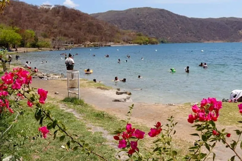 Familias disfrutan de la Laguna de Xiloá para refrescarse del calor