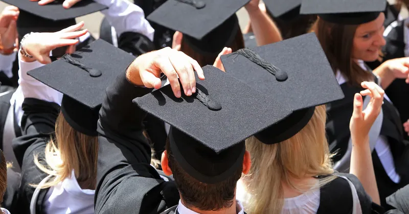 En cifras: así golpea el auge de la IA el empleo y los ingresos de recién graduados en EE.UU.
