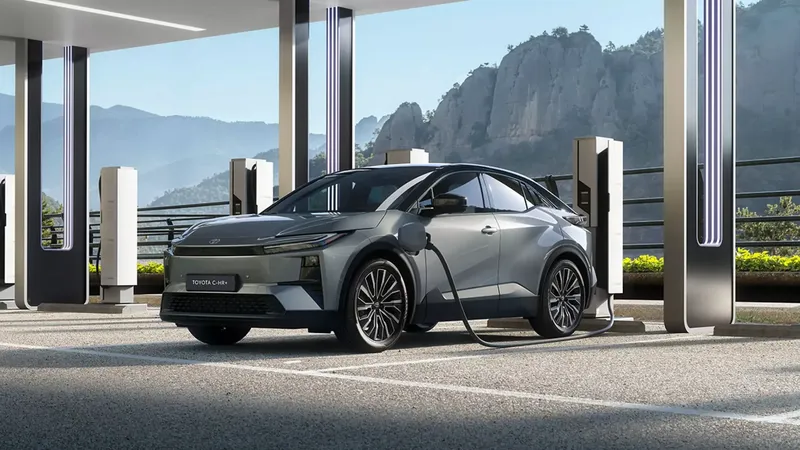 El rey de los híbridos en Europa se transforma: Toyota empieza a acelerar las ventas de coches eléctricos