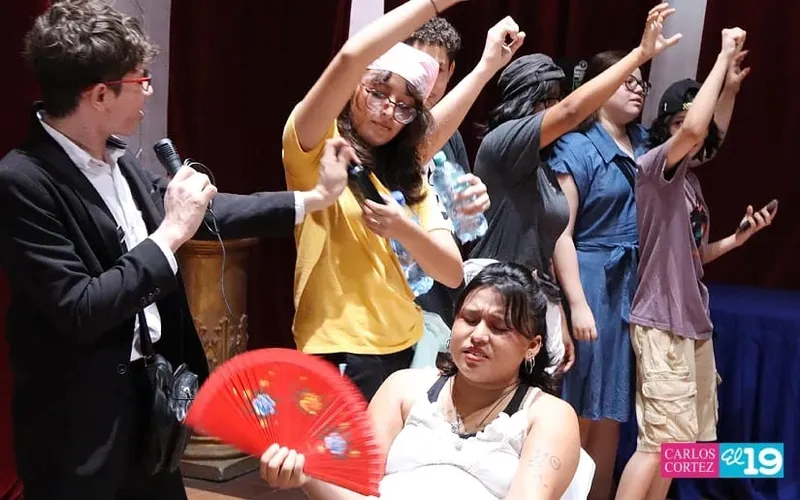 Más de 30 estudiantes presentan muestra artística de cierre semestral