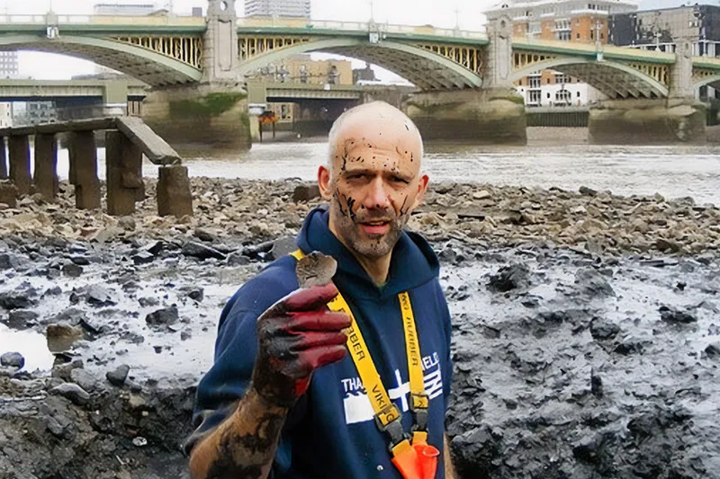 El mudlarking lleva siglos siendo el oficio más pobre de Londres. Ahora hay una lista de espera de 10.000 personas para poder acceder a él por culpa de Instagram