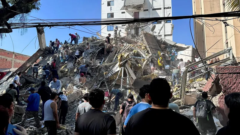 Van 273 fallecidos en Colombia por el sismo, mientras siguen las labores de rescate