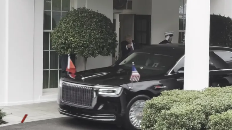 El presidente de China, Xi Jinping, parte de la Casa Blanca en coche