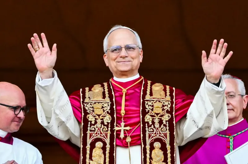 El papa León XIV bromea que Bad Bunny podría robarle protagonismo en España