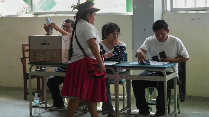 "Hay una crisis de cultura cívica": así llega Perú a las elecciones regionales y municipales de este año