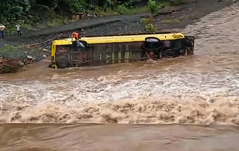 Momentos de terror en Guatemala, bus fue arrastrado por una correntada con 20 pasajeros a bordo