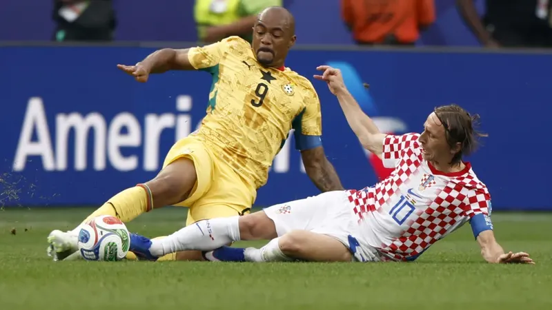 Croacia se impuso a Ghana 2-1 y lo desbancó del subliderato del Grupo L