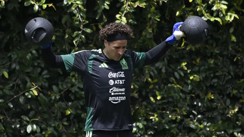A Memo Ochoa lo traicionan las lágrimas por emotiva carta de su hija