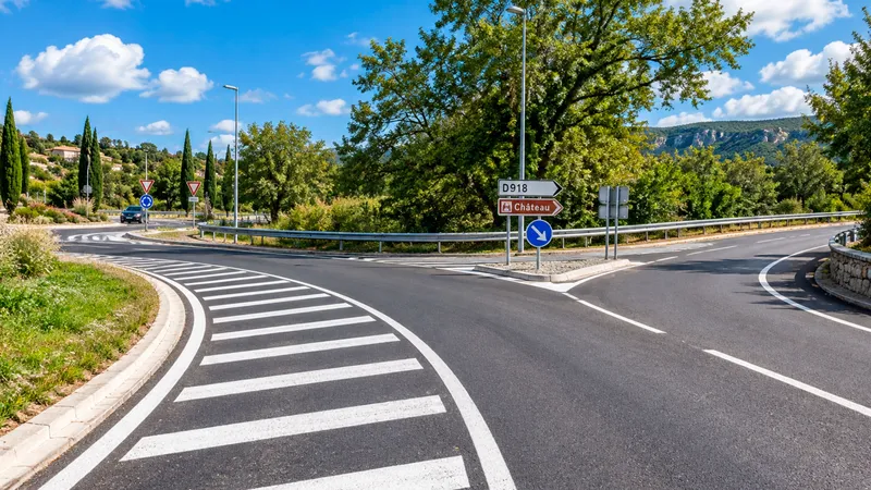 Adiós al carril interior en algunas rotondas de España: por qué cada vez aparece más suelo cebreado