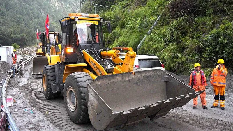 Múltiples fuerzas movilizadas para el socorro; llegan suministros a la zona afectada por alud de lodo en Gyirong, Xizang