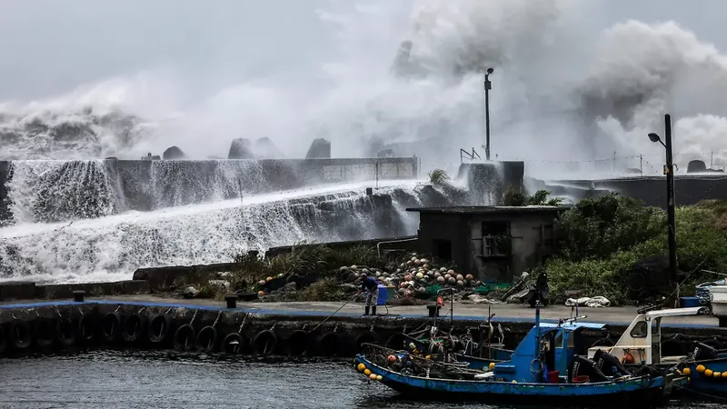 El tifón Bavi, ya debilitado, avanza por China tras dejar 134 heridos en Taiwán