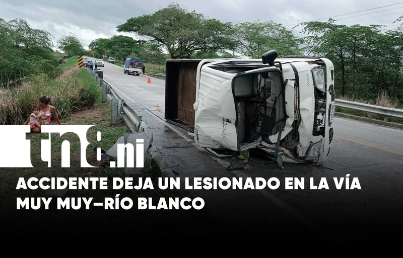 Camioncito se vuelca tras colisión en carretera de Matagalpa