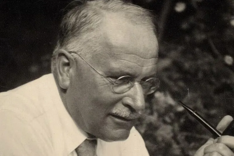 Carl Jung, psiquiatra: "El hombre que envejece debería saber hay un proceso interno e implacable que fuerza a restringir su vida"