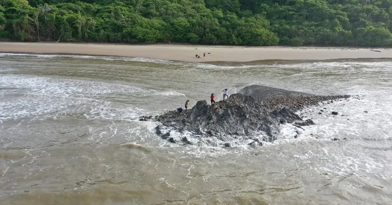 En fotos: Trinidad está viendo nacer un volcán de lodo en sus playas tras terremotos en Venezuela