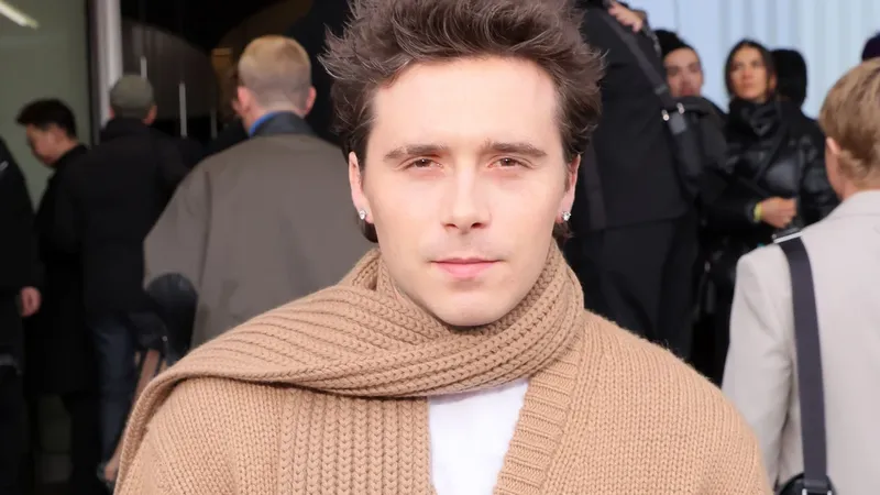 ¿Indirecta a sus papás? Brooklyn Beckham desata la polémica con un comercial desde casa