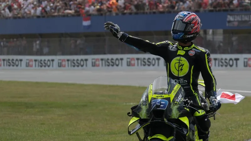 Ai Ogura se estrena en Assen, el día que Bezzecchi le entrega el liderato a Martín