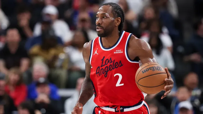 Kawhi Leonard seguirá en los Raptors tras acordar extensión de contrato por $115 millones