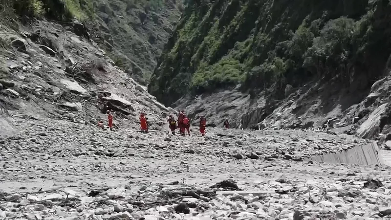 China acelera las labores de rescate y reconstrucción vial tras la tragedia