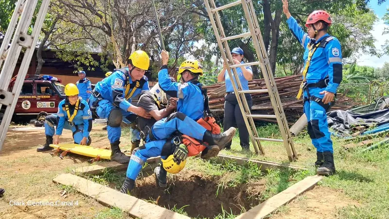 Bomberos de Nicaragua fortalecen técnicas de rescate en ejercicio especializado