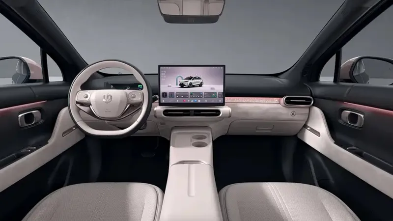 Leapmotor mete miedo al BYD Dolphin con las primeras fotos del interior de su nuevo A05 que llegará con más de 500 km de autonomía