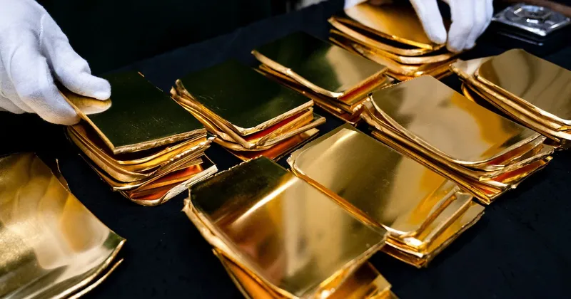 Goldman rebaja en US$500 su meta para el oro ante perspectiva de menos recortes de tasas