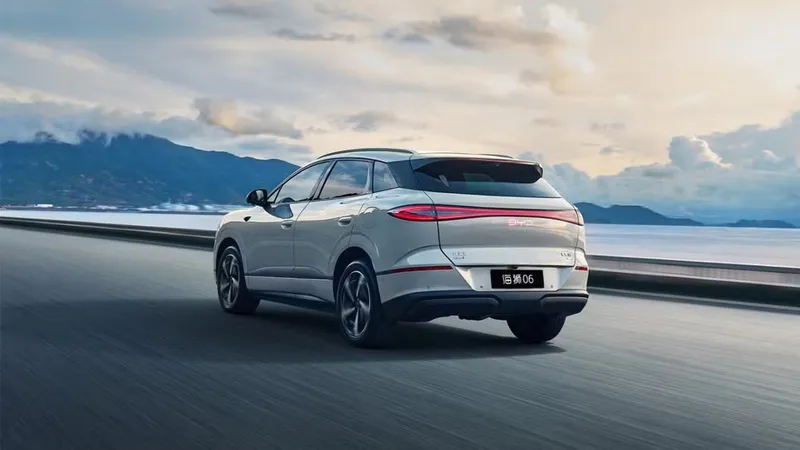 Tiene 1.845 km de autonomía, el tamaño de un Tesla Model Y y cuesta 16.500 €: así es el último SUV híbrido de BYD