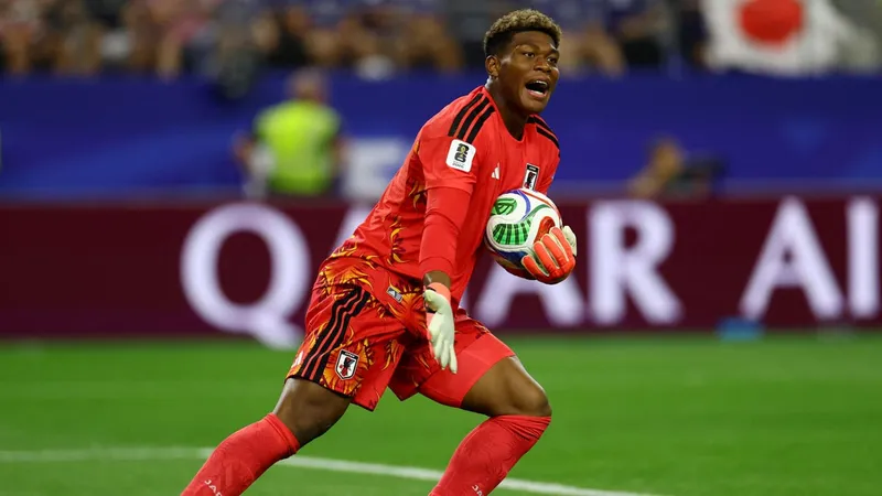 Paris Saint-Germain va por Zion Suzuki