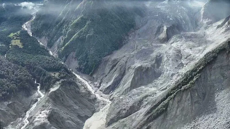 Xi Jinping envía a altos funcionarios para liderar las labores de rescate tras la devastadora avalancha de lodo