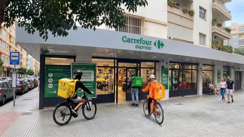 Carrefour logra un hito y supera las 700 tiendas con entrega ultrarrápida para compras urgentes desde el móvil