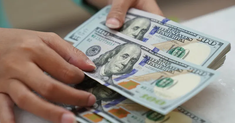 Dólar avanza con su patrón alcista de finales de septiembre ante el tono restrictivo de la Fed