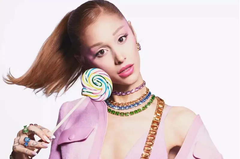 Ariana Grande brilla con la Summer Collection 2026 Swarovski