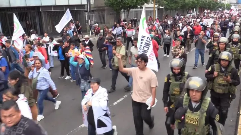 Histórica movilización colma Lima en defensa del voto por Roberto Sánchez