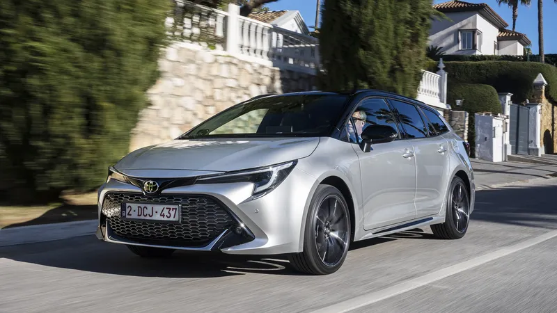 El coche híbrido se ha convertido en el 'refugio' de los conductores españoles: etiqueta ECO, bajo consumo y precio asumible