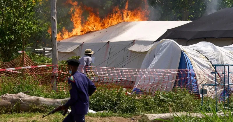 Prenden fuego a otro centro de tratamiento del ébola y 18 pacientes escapan