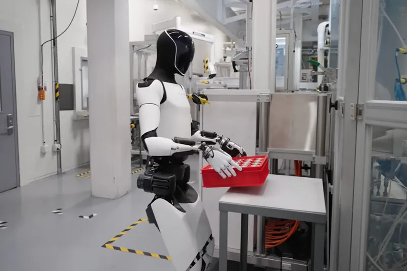 Tesla necesita que sus trabajadores enseñen a Optimus a trabajar. El problema es que no todos quieren hacerlo