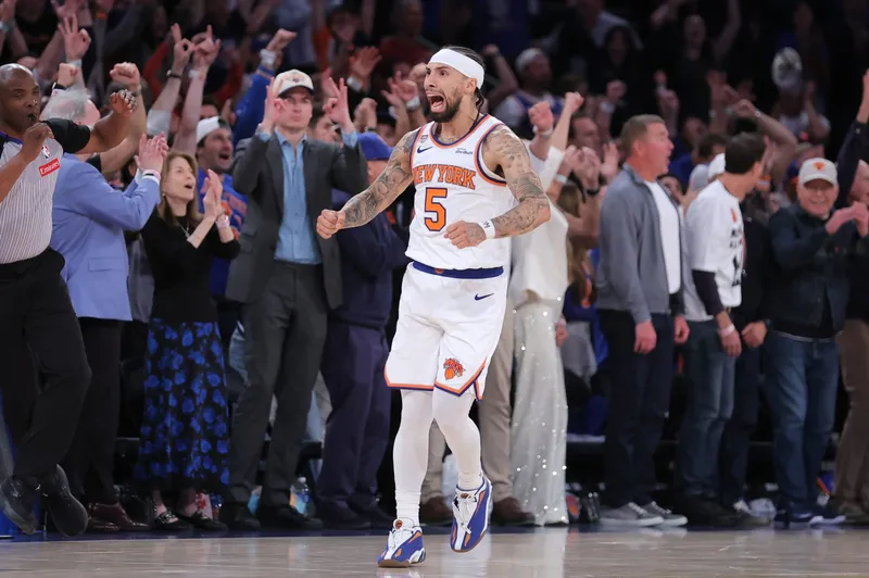 José Alvarado se queda en los Knicks