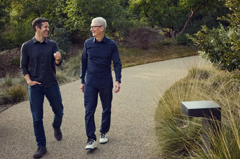 No eres tan poderoso si faltas al "campamento para ricos". Tim Cook nunca falla y se ha llevado a su sucesor en la maleta