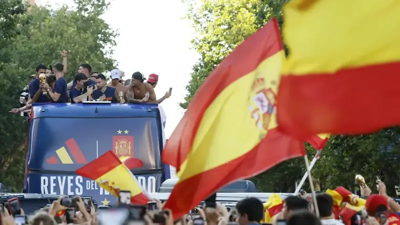 La comentada gorra de Ferran Torres en la rúa