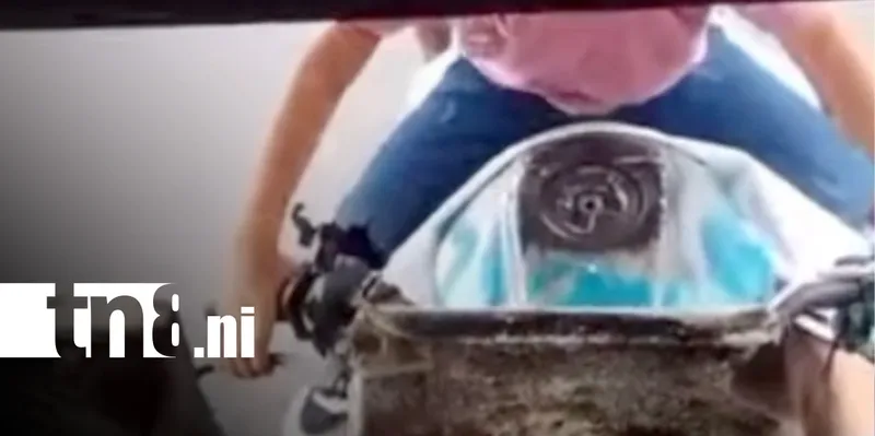 Irresponsabilidad en video: Niño conduce una caponera con pasajeros en Batahola Sur