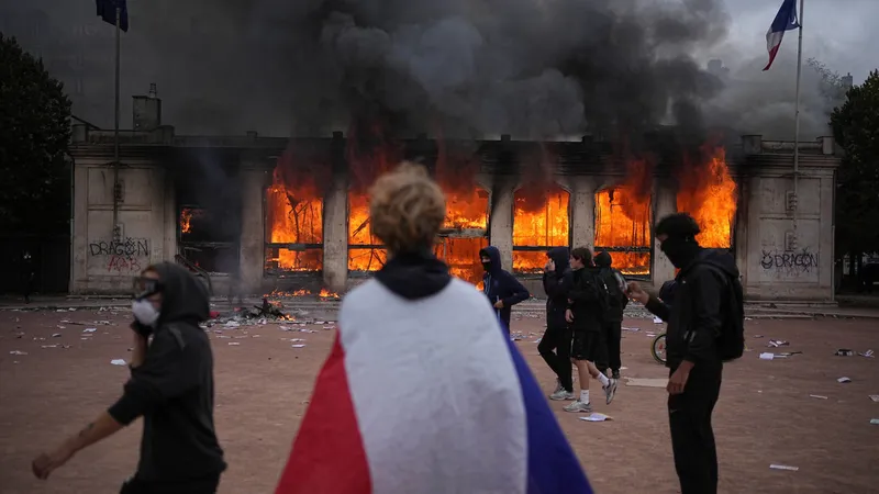 Francia arde: noche violenta en medio de las masivas protestas con saqueos y disturbios (VIDEOS)