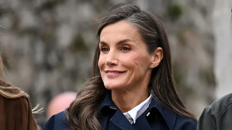 La reacción de la reina Letizia tras perder el equilibrio y resbalar en un barco en Llanes