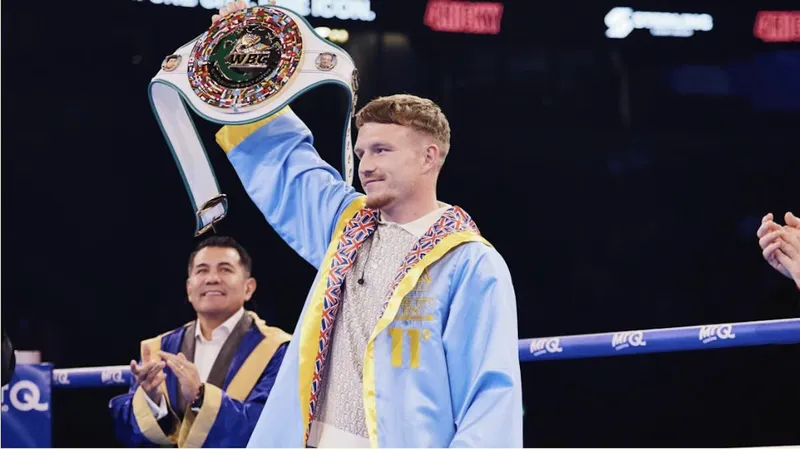 Dalton Smith recibe el cinturón homenaje a Ricky Hatton