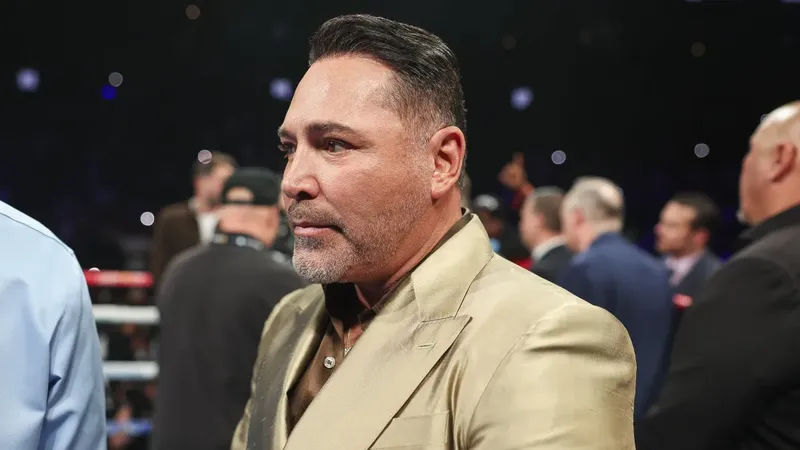 Óscar de la Hoya defiende a Opetaia y arremete nuevamente contra Dana White