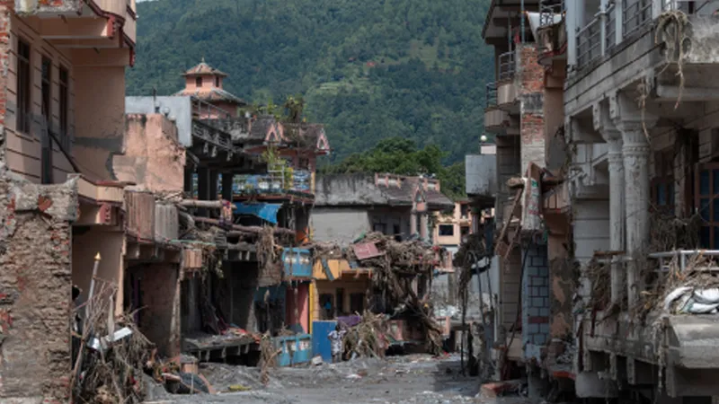 Riada en Nepal y China deja 919 fallecidos y miles de desaparecidos
