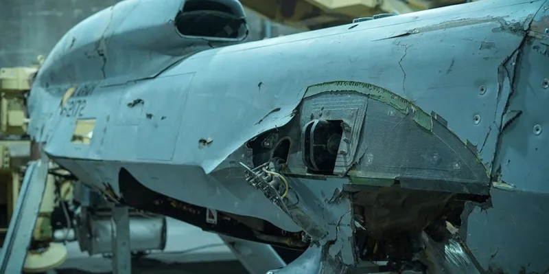 Irán exhibe restos de aviones que asegura haber derribado durante recientes operaciones militares